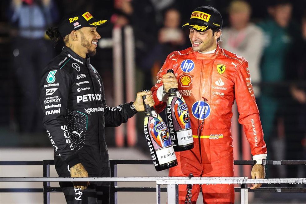 Lewis Hamilton y Carlos Sainz en el podio del Gran Premio de Las Vegas