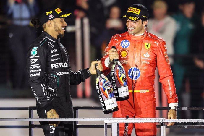 23 November 2024, US, Las Vegas: Mercedes-AMG Petronas F1 Team driver Lewis Hamilton (L) and Ferrari driver Carlos Sainz toast while on the podium during the Formula One Heineken Silver Las Vegas Grand Prix 2024 on the Las Vegas Street Circuit. Photo: Chr