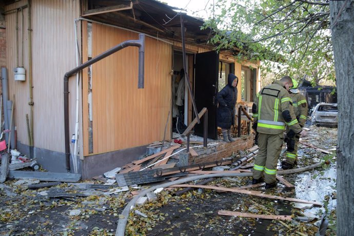 07 November 2024, Ukraine, Kiev: A building can be seen damaged by debris from the crash of a Russian drone in the Solomyansky district of Kiev. Over 30 Russian drones were shot down over the capital, but the falling debris caused destruction in multiple 