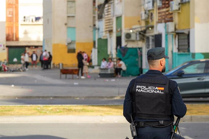 Archivo - La Policía Nacional en las Tres Mil Viviendas en Sevilla (Imagen de archivo). 