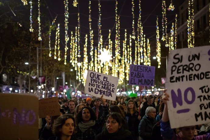 Archivo - Decenas de personas portan carteles, durante una manifestación por el 25N, a 25 de noviembre de 2023, en Barcelona, Catalunya (España)