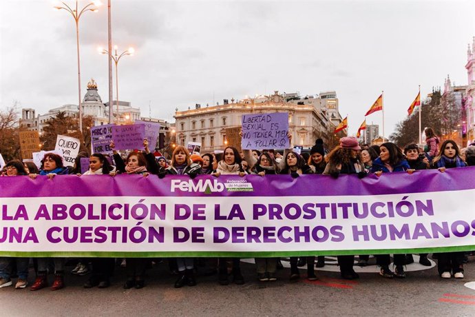 Archivo - Decenas de personas durante la manifestación convocada por el Movimiento Feminista de Madrid por el Día Internacional de la Mujer, a 8 de marzo de 2024, en Madrid (España). (Foto dr archivo).