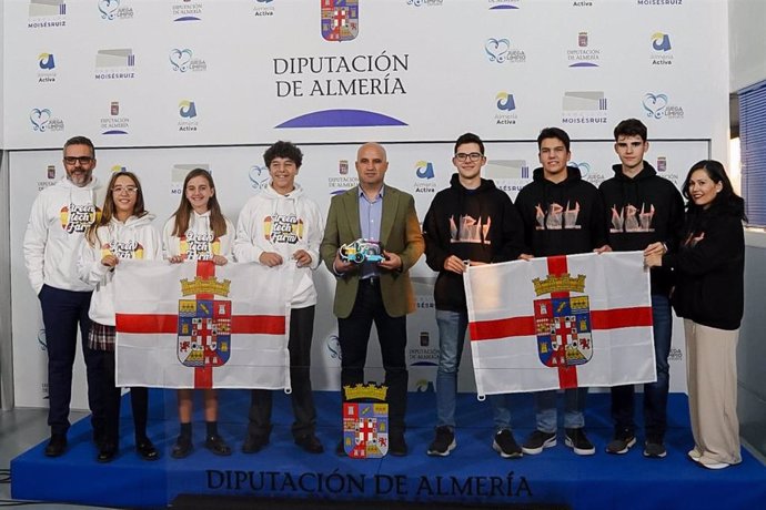 El diputado provincial de Deportes, José Antonio García, despide a los equipos que competirán en la World Robot Olympiad de Turquía.