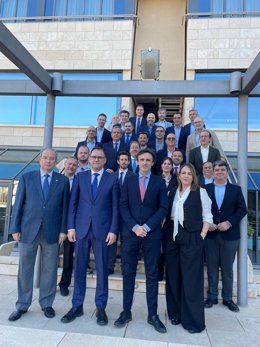 El consejero de Fomento e Infraestructuras, Jorge García Montoro, y el presidente de Frecom, José Hernández, durante el encuentro 'Protagonistas Frecom'.