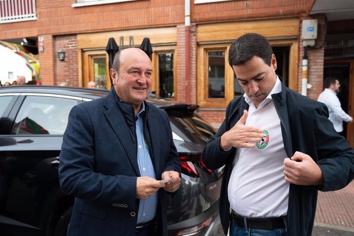 El presidente del EAJ-PNV, Andoni Ortuzar (i), y el lehendakari, Imanol Pradales (d), durante un acto del PNV con motivo del 121 aniversario del fallecimiento de Sabino Arana, a 24 de noviembre de 2024, en Sukarrieta.