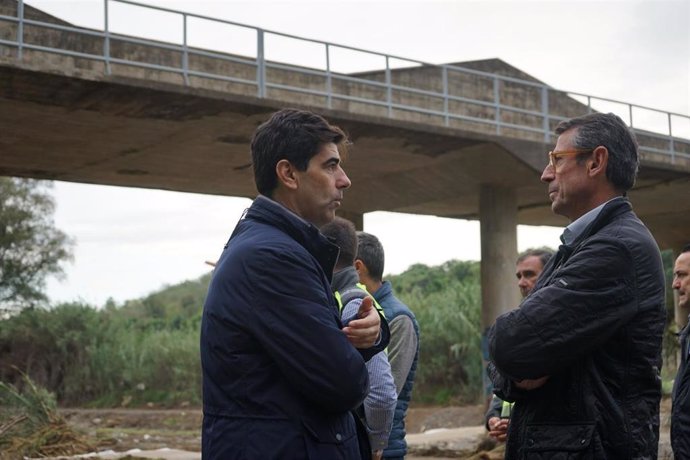 El delegado territorial de Agricultura, Pesca, Agua y Desarrollo Rural en Málaga, Fernando Fernández Tapia-Ruano (d), junto al alcalde de Coín, Francisco Santos Cantos (i).