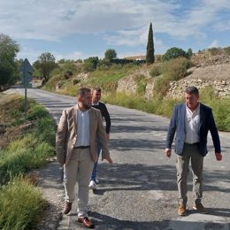 El diputado de Obras Públicas y Vivienda, José Ramón Jiménez, ha visitado el municipio de Castilléjar (Granada), donde ha mantenido una reunión con su alcalde, Emilio Sánchez.