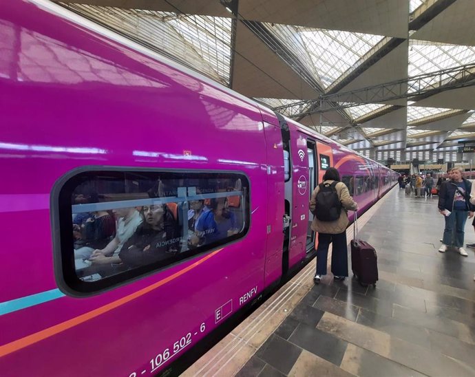 Archivo - Tren Avlo S106 de Renfe en la Estación Delicias de Zaragoza. 