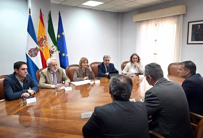 Reunión entre el Ayuntamiento y directivos de la cadena hotelera.