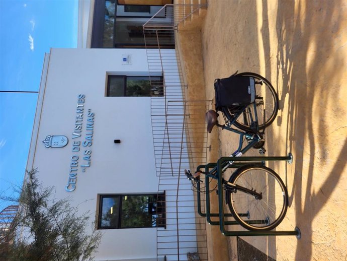 Aparcamientos para bicicletas instalados en el Centro de Visitantes de Las Salinas, en San Pedro del Pinatar.