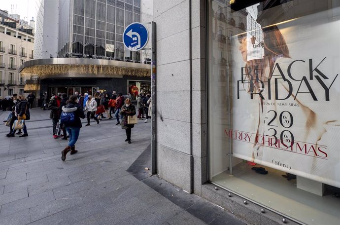 Archivo - Un cartel publicitario anuncia rebajas con motivo del Black Friday, en Madrid (España). 