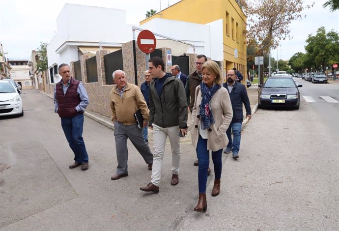 Visita de representantes del Gobierno local a Olivar de Rivero.