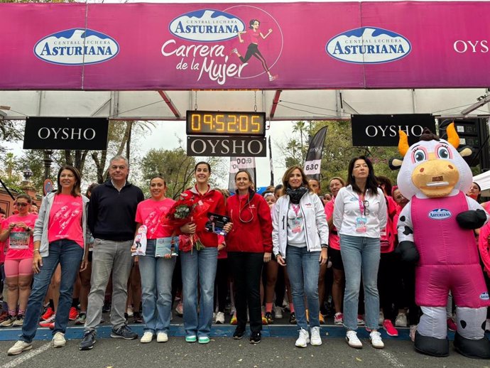 Homenaje a Carolina Marín en la salida de la Carrera de la Mujer de Sevilla