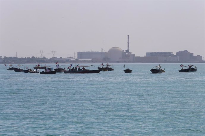 Archivo - April 29, 2024, Bushehr, Iran: Iranian speedboats of the Basij Resistance Mobilization Force are sailing at the Persian Gulf next to the Bushehr nuclear power plant (BNPP) in Bushehr, southern Iran. The Bushehr nuclear power plant is Iran's firs