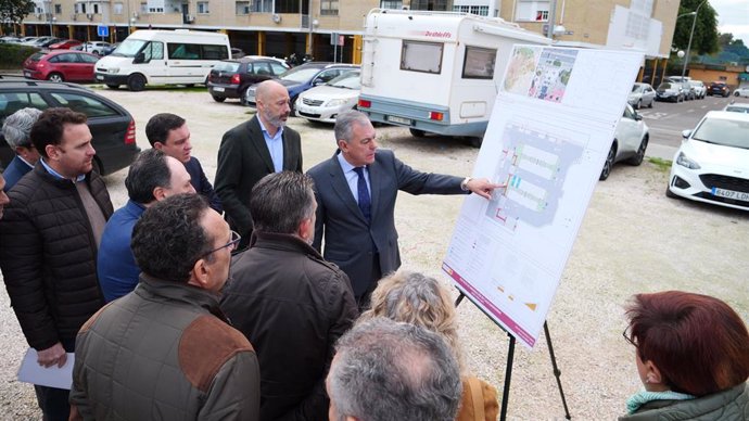 El alcalde de Sevilla, José Luis Sanz, ha visitado el lugar.