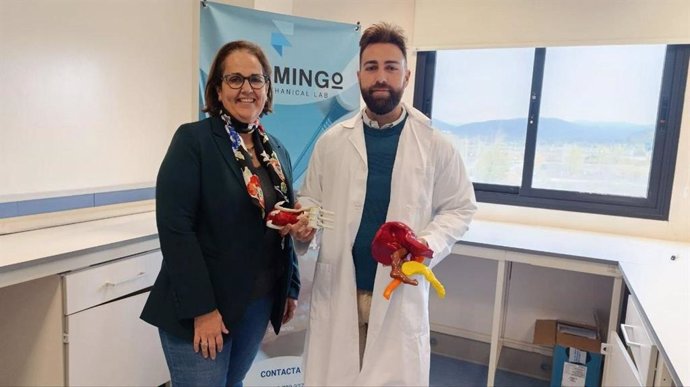 El CEO de Flamingo Biomechanical Lab, Luis Martínez, y la concejal delegada de Economía y Empleo del Ayuntamiento de Córdoba, Blanca Torrent.