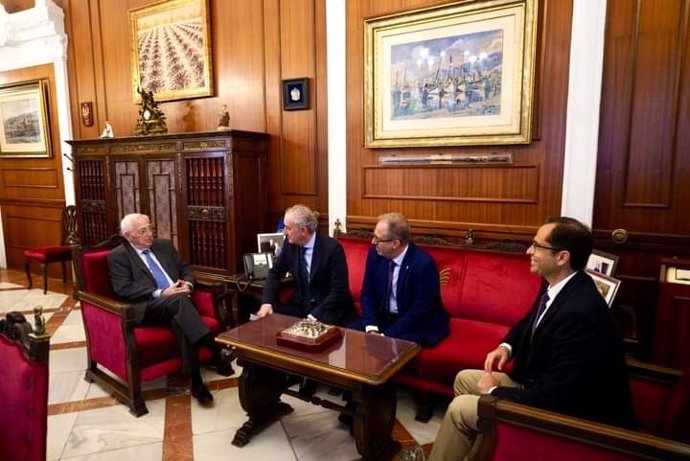 El presidente de la Ciudad recibe al presidente del Consejo General de Colegios Médicos Tomás Cobo.