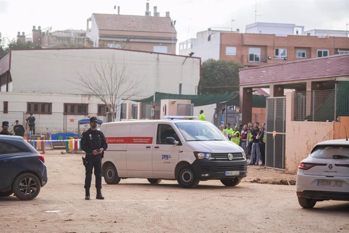 Un vehículo de los servicios fúnebres tras el derrumbe del colegio Luis Vives, a 24 de noviembre de 2024, en Massanassa, Valencia. 