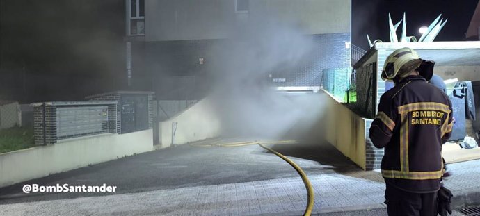 Bomberos extinguen el incendio de un vehículo estacionado en un garaje comunitario en Arce