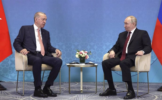 Archivo - El presidente de Rusia, Vladimir Putin, y su homólgo turco, Recep Tayyip Erdogan 