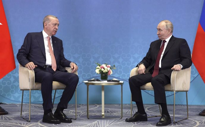 Archivo - July 3, 2024, Astana, Kazakhstan: Russian President Vladimir Putin, right, chats with Turkish President Recep Tayyip Erdogan, left, before the start of a bilateral meeting on the sidelines of the Shanghai Cooperation Organization Summit, July 3,