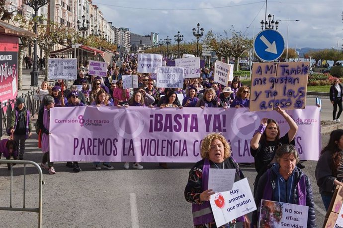 Archivo - Manifestación por el 25N en Santander.-ARCHIVO