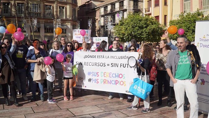 Una concentración de unos 500 padres de alumnos de varios centros educativos Málaga.