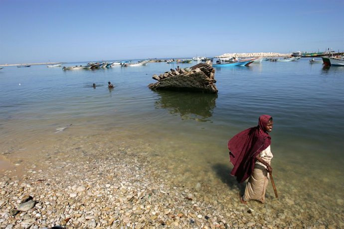 Archivo - Oct. 13, 2007 - A girl stand on the beach in Bosaso, Somalia, October 13, 2007. Bosaso is a hub for smuggling migrants. Money brought in by pirates has contributed to mansions being built amid garbage dumps. (Kuni Takahashi/Chicago Tribune/MCT)