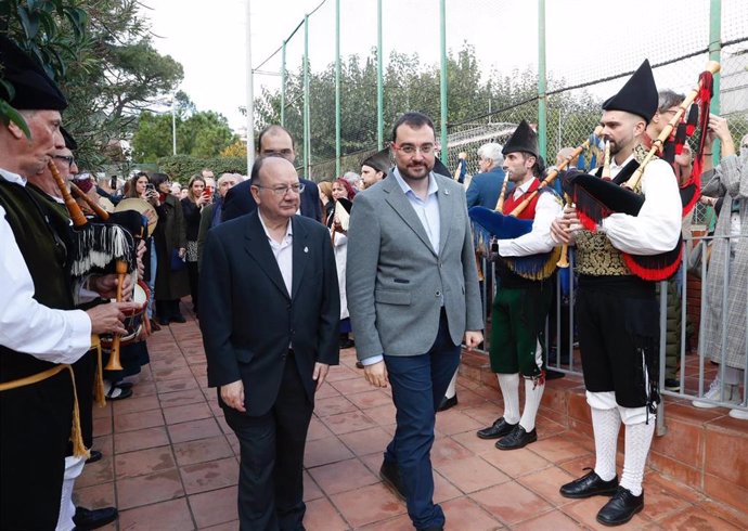 El presidente Adrián Barbón en la inauguración del centro asturiano en Barcelona.