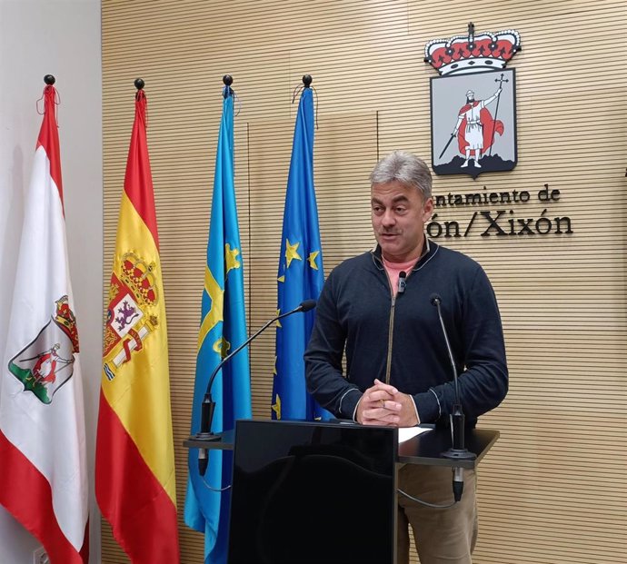 El concejal del Grupo Municipal Socialista en el Ayuntamiento de Gijón Ramón Tuero, en rueda de prensa en el Consistorio gijonés.