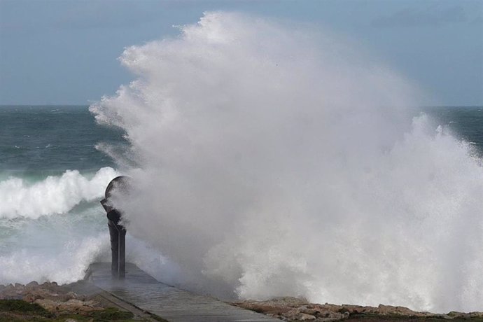 Archivo - Oleaje en los alrededores de la Torre de Hércules, durante el paso de la borrasca ‘Ciarán’, a 3 de noviembre de 2023, en A Coruña, Galicia (España).