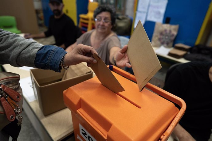 BEIJING, Oct. 29, 2024  -- Voters cast their ballots for general elections at a polling station in Montevideo, Uruguay, Oct. 27, 2024. Polls opened on Oct. 27 morning in Uruguay's general elections that will pick a successor to President Luis Lacalle Pou 