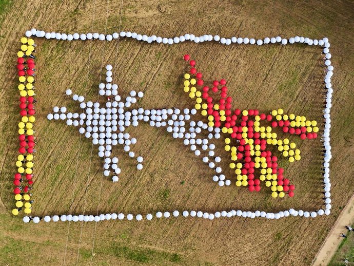 Recreación de una estrella de Navidad en la presentación de la temporada de Pessebres Vivents de este año, a 24 de noviembre de 2024, en Castell d'Aro (Girona)