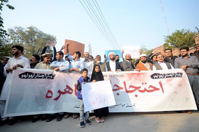 November 22, 2024, Peshawar, Peshawar, Pakistan: Shiite Muslims protest against attack on passenger van that killed 40 people in PeshawarPESHAWAR, PAKISTAN, NOVEMBER, 22: Pakistani Shiite Muslims shout slogans during a protest against the attack on a pass