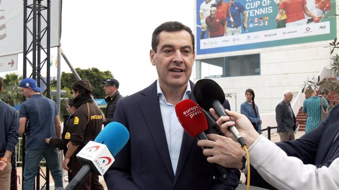 El presidente de la Junta de Andalucía, Juanma Moreno, en una atención a medios antes de asistir a la final del Copa Davis.