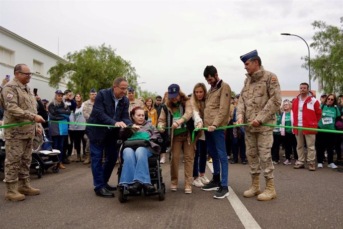 Marcha solidaria a beneficio de los enfermos de ELA celebrada este domingo en Talavera la Real (Badajoz)