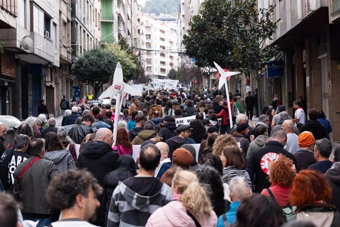 Decenas de personas durante una manifestación 'El pueblo gallego unido contra la depredación energética’, a 24 de noviembre de 2024, en Ourense, Galicia (España). 