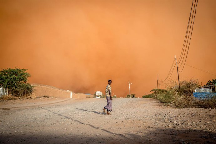 Archivo - April 14, 2022, Dollow, Jubaland, Somalia: A man walks in front of a sandstorm in Dollow, southwest Somalia. Somalia is one of the most vulnerable countries in the world to climate change and weather is expected to become more extreme.