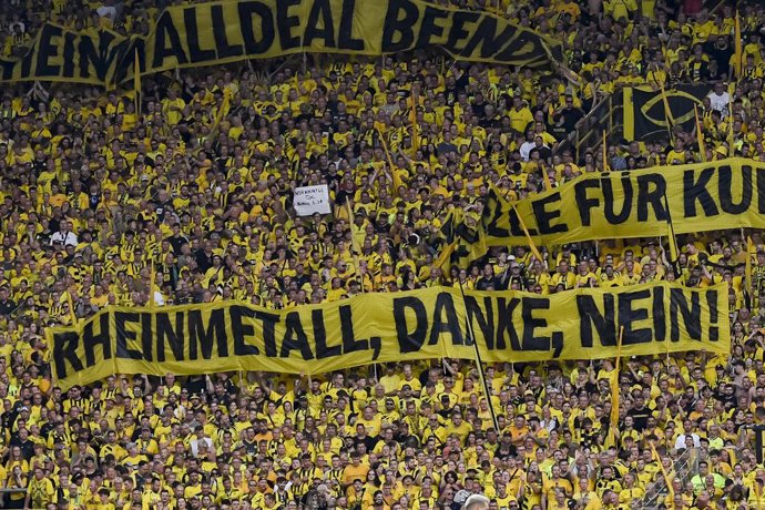 Archivo - August 24, 2024, Dortmund, North Rhine-Westphalia, Germany: Supporters of Dortmund on the Suedtribuene protest with banners against Rheinmetall during the Bundesliga match between Borussia Dortmund and Eintracht Frankfurt at SIGNAL IDUNA PARK on