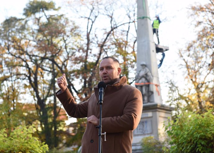 Archivo - October 27, 2022: GÂłubczyce October 27, 2022.Dismantling of the Monument to the ''Gratitude of the Red Army'' in GÂłubczyce in the presence of the President of the Institute of National Remembrance, Dr. Karol Nawrocki....fot Mariusz Przygoda/FO