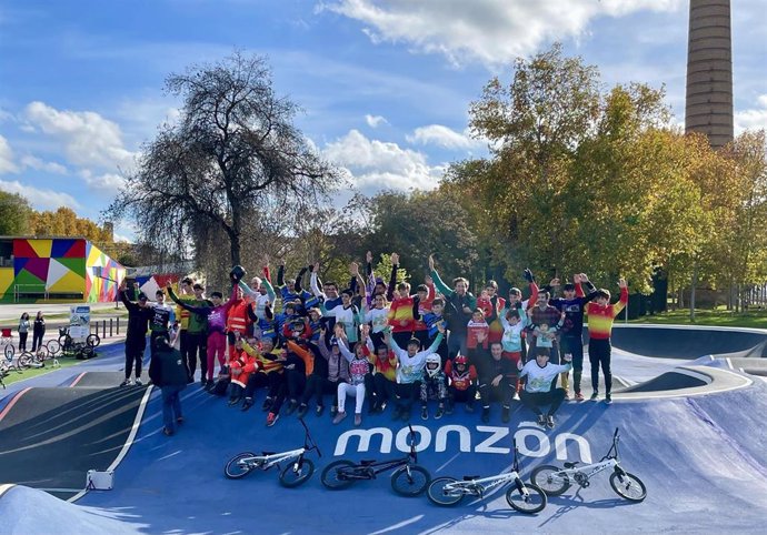 Participantes en la prueba del pumptruck solidario celebrada este domingo en Monzón (Huesca)  con el objetivo de recaudar fondos que irán destinados a los municipios valencianos afectados por la DANA.