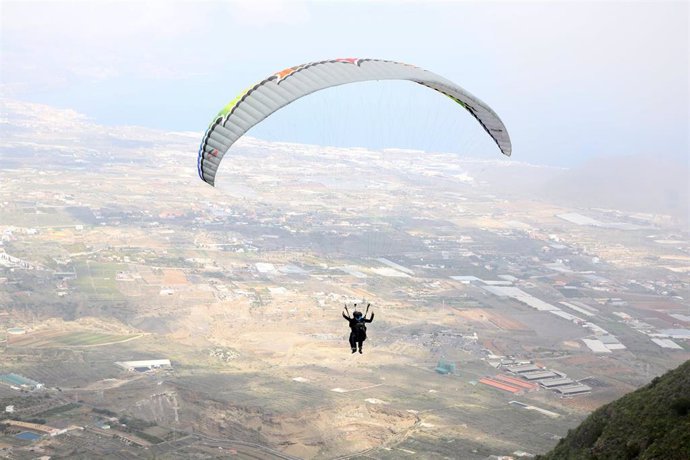 Archivo - Vuelo de parapente.