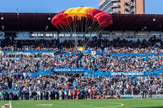 Uno de los paracaidistas del Escuadrón de Apoyo al Despliegue Aéreo (EADA), dependiente del Ejército del Aire y del Espacio está a punto de posarse sobre el césped de La Romareda tras lanzarse desde 1.200 metros en el partido de Aspanoa de este domingo.