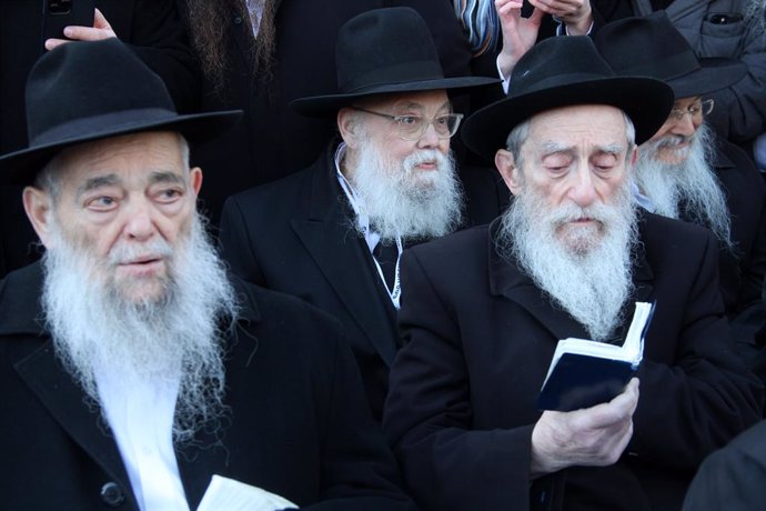 Archivo - November 12, 2023, New York, New York, USA: Brooklyn  New York.  . November 12 , 6,500 Chabad-Lubavitch Hasidic rabbinic emissaries from more than 100 countries and territories  posed for their annual group photo outside Chabad-Lubavitch Worldwi