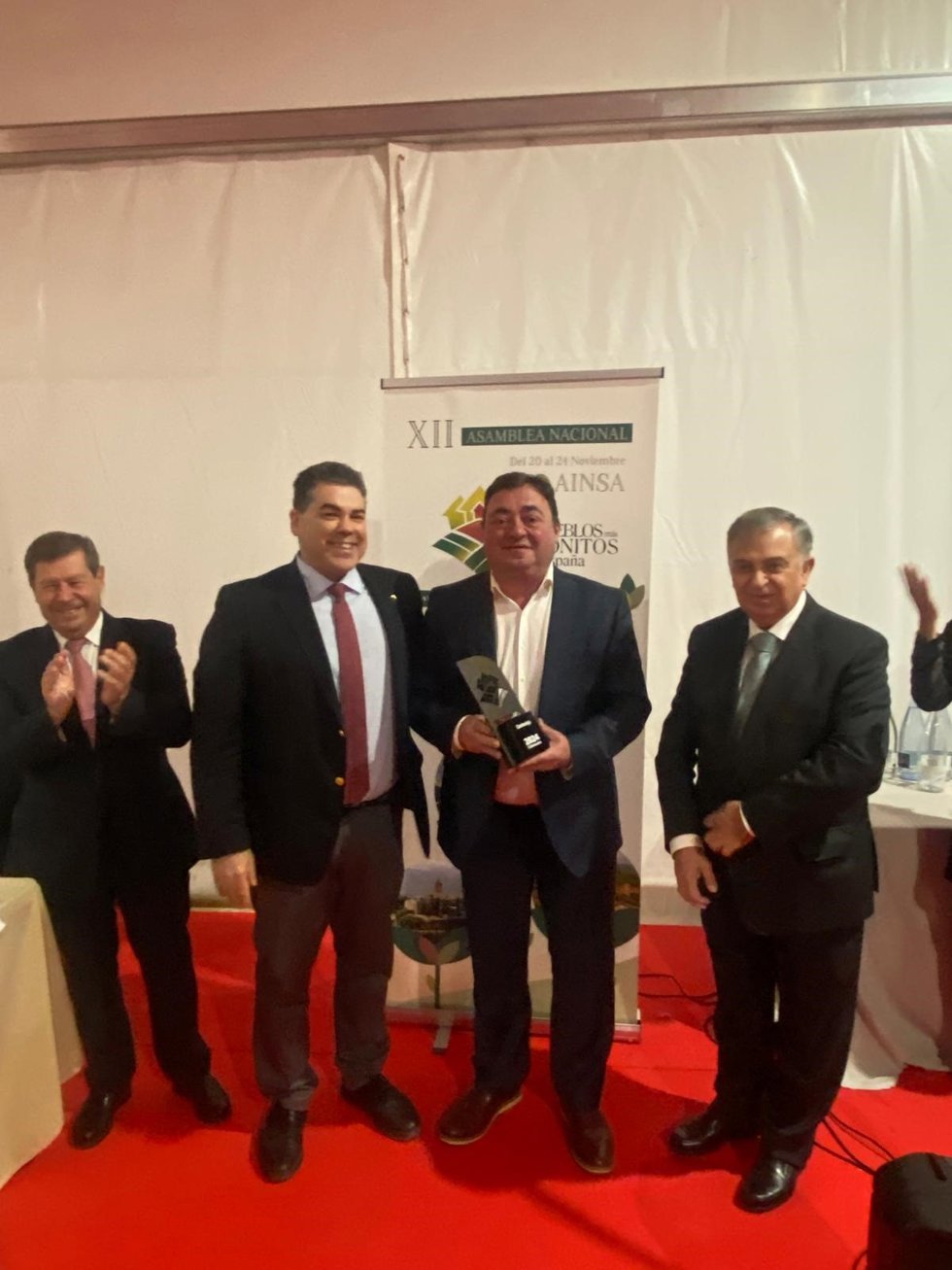 El alcalde de Cantavieja, Ricardo Altabás, recoge la distinción que reconoce a su pueblo como uno de los más bonitos de España desde hace una década.