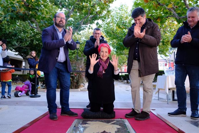 La periodista Rosa María Calaf tras estampar este domingo sus manos en el espacio reservado a su figura en el Paseo de las Estrellas de Cariñena (Zaragoza).