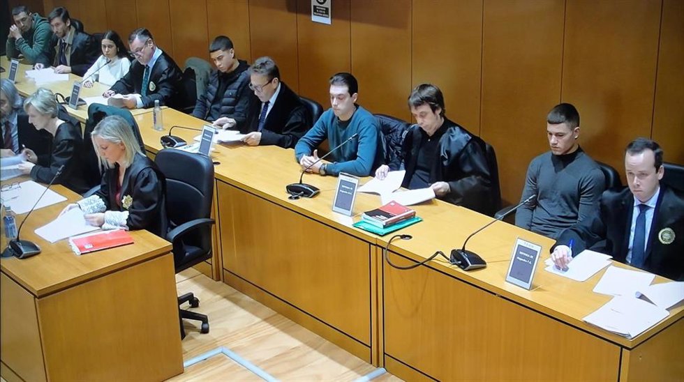 (I-D) El acusado Diego Montaña y su abogado, Luis Salgado, la acusada Catherine Silva y su abogado, Luciano Prado, el acusado Kaio Amaral y su abogado, José Ramón Sierra, el acusado Alejandro Míguez y su abogado, Manuel Ferreiro, y el acusado Alejandro 