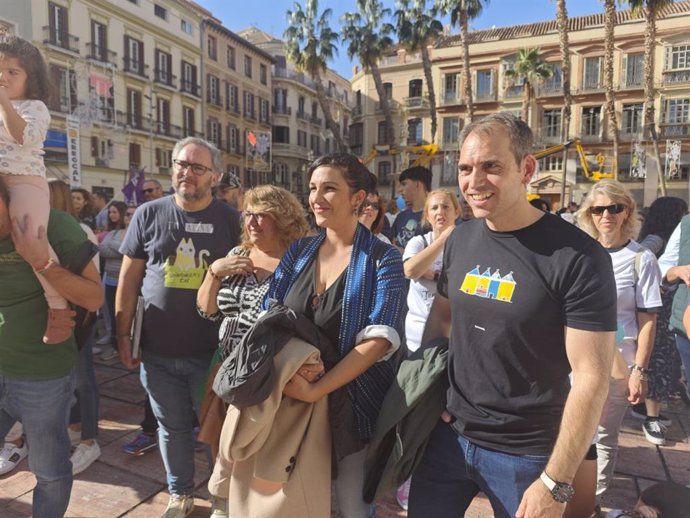 El coordinador general de Izquierda Unida Andalucía, Toni Valero (d), en la concentración de este domingo por la educación pública inclusiva.