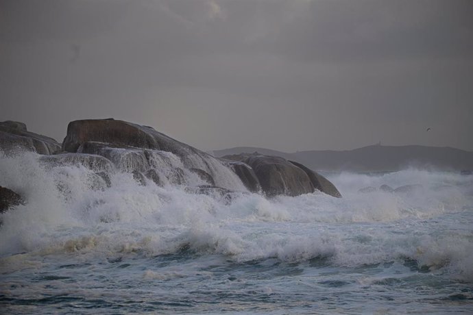 Archivo - El mar con olas por el temporal, a 5 de noviembre de 2023, en O Grove, Pontevedra, Galicia (España). 