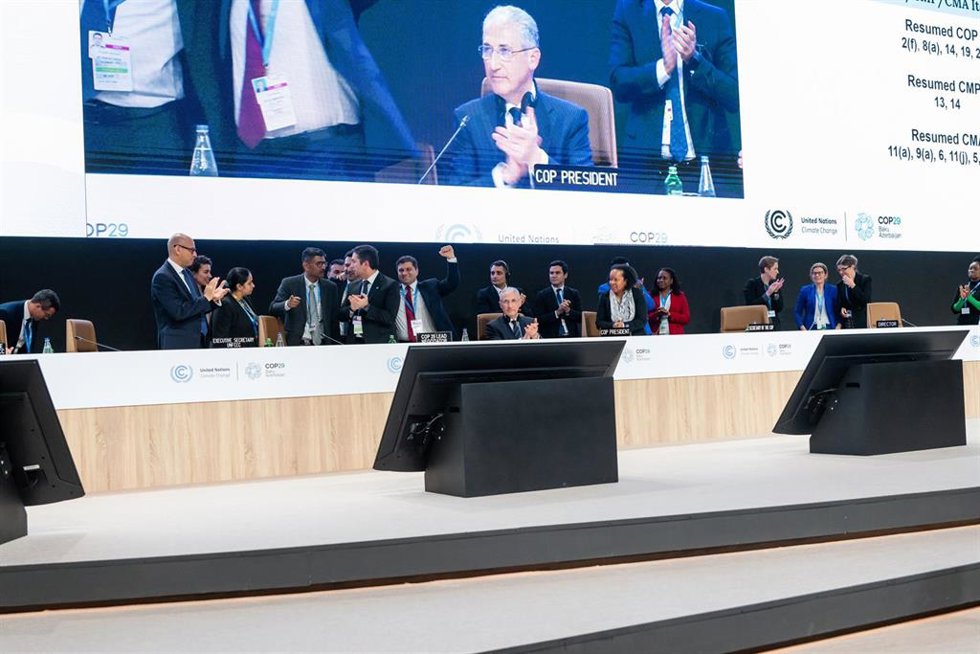 HANDOUT - 24 November 2024, Azerbaijan, Baku: The Secretariat of the United Nations Framework Convention on Climate Change (UNFCCC)give a round of applause on the closing plenary of COP29. Photo: -/COP29/dpa - ATTENTION: editorial use only and only if t